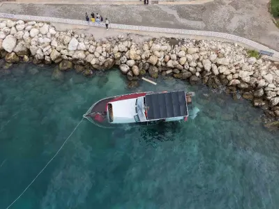 Mersin Silifke'de Fırtına Tekneyi Kıyıya Vurdu ve Kısmen Batırdı