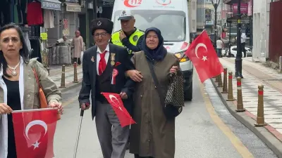 Gaziler Haftası'nda Yürekleri Isıtan Anlar: Yürümekte Zorlanan Kıbrıs Gazisine Ekiplerden Destek