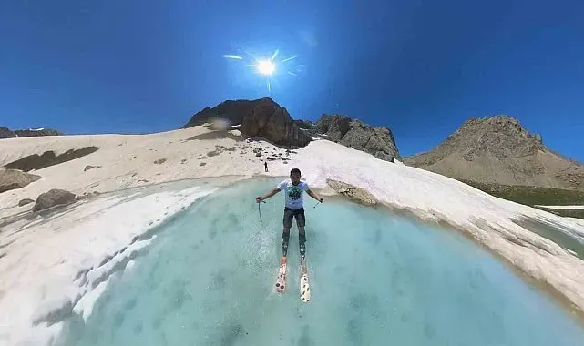 Temmuz ayında donmuş gölün üzerinde kayak, gökyüzünde paraşüt