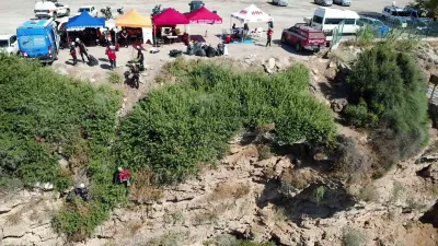 Antalya'da 35 Metrelik Falezlerden Halatlarla Sarkıp Çevre Temizliği Yaptılar