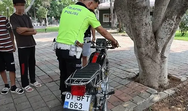 Kırmızı ışıkta geçen ehliyetsiz motosiklet sürücüsüne 85 bin TL para cezası