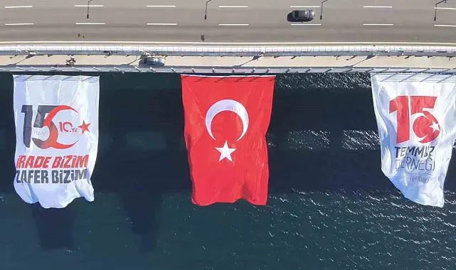 15 Temmuz'un 10'uncu yılı anısına Çanakkale Köprüsü'nde Türk bayrağı dalgalandırıldı