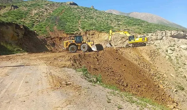 Ağrı'da köy yollarında bakım ve altyapı çalışmaları sürüyor