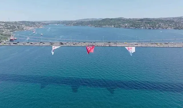 15 Temmuz Şehitler Köprüsü'ne asılan dev Türk bayrağı havadan görüntülendi