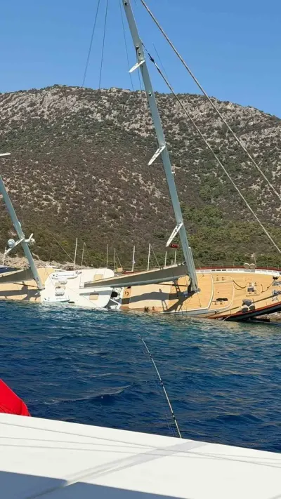 Bodrum'da Kayalıklara Çarpan Gulet Yan Yattı: 11 Kişi Kurtarıldı
