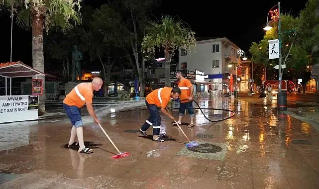 Ayvalık cadde ve sokakları köpüklü sularla temizlendi