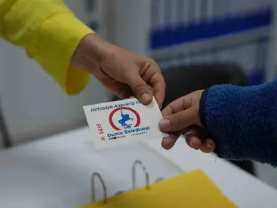 Düzce Belediyesi'nden Öğrencilere 2 Bin 500 Liralık Kırtasiye Desteği
