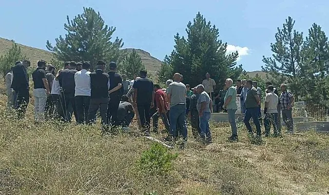 Hayatını kaybeden doğa fotoğrafçısı, memleketi Sivas'ta son yolculuğuna uğurlandı