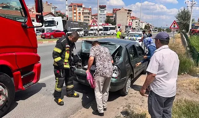 Kamyonun çarptığı otomobildeki 2 çocuk yaralandı