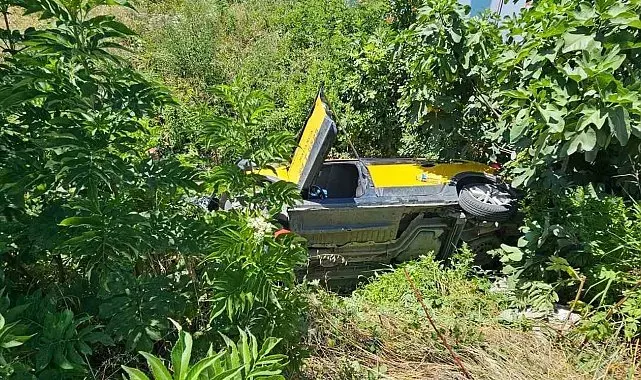 Sapanca'da otomobil ile taksi çarpıştı: Dereye yuvarlanan taksinin sürücüsü yaralandı