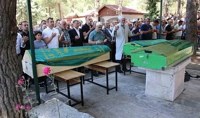 Cenaze dönüşü kazada hayatını kaybeden anne ve 2 oğlu son yolculuklarına uğurlandı