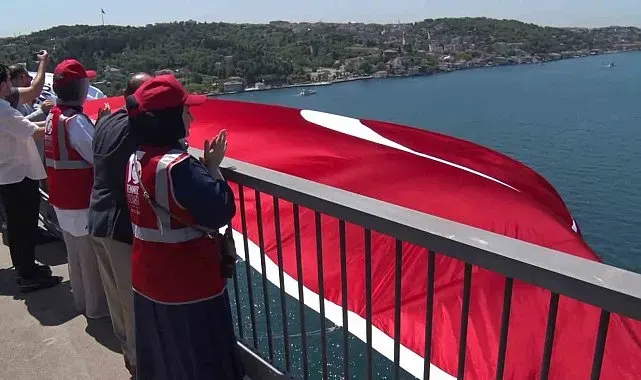 15 Temmuz'un 10'uncu yılında 15 Temmuz Şehitler Köprüsü'ne dev Türk bayrağı asıldı