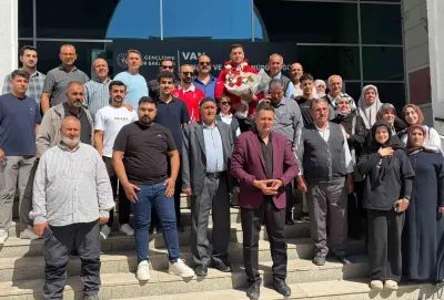 Dünya şampiyonu milli sporcu Furkan Bilici memleketi Van’da coşkuyla karşılandı