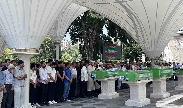 Feci kazada hayatını kaybeden aile yan yana toprağa verildi