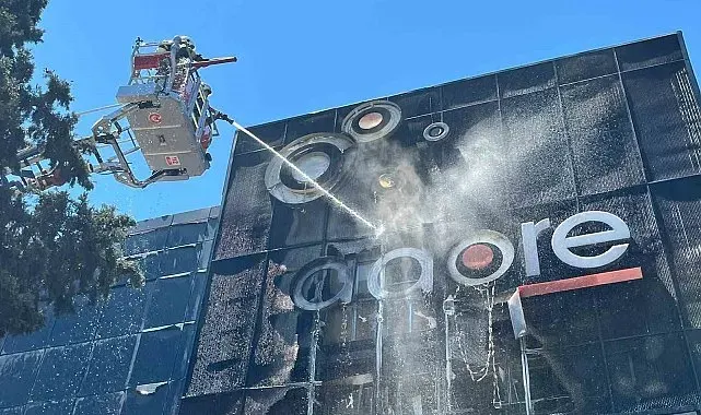 İzmir'de mobilya mağazasında yangın