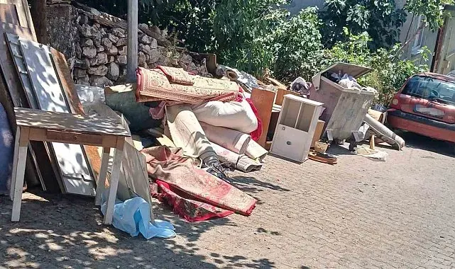 Çöpün kenarına ne buldularsa bıraktılar, mahalle sakinlerine muhtar isyan etti