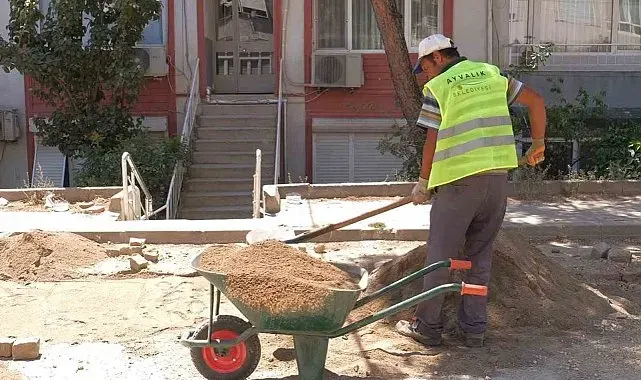 Ayvalık'ta yol bakım ve onarım çalışmaları aralıksız sürüyor