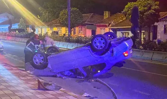 Refüje çarpan otomobil ters döndü: 2 yaralı