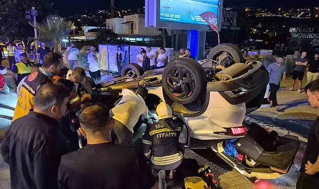 Kavşakta çarpışan otomobil devrildi: 1 yaralı