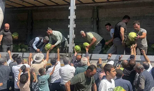 Hayırsever çiftçi 30 ton karpuzu ücretsiz dağıttı