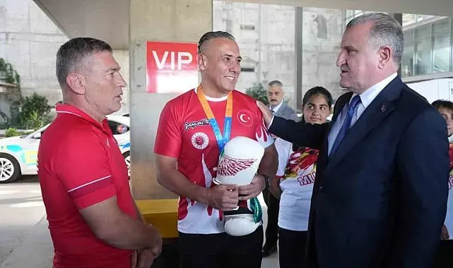 Gençlik ve Spor Bakanı Bak'ı Muğla'da milli sporcular karşıladı