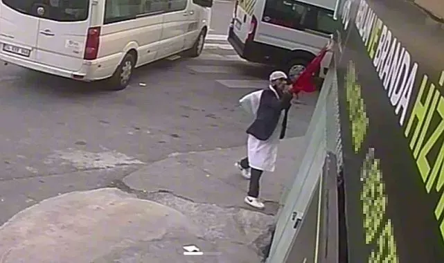 Kağıthane'de Türk bayrağını yere attı: 11 suç kaydı bulunan şüpheli yakalandı