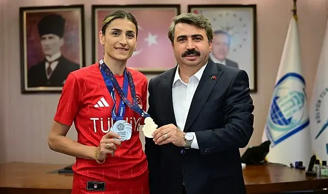 Milli tekvandocu Hatice Kübra İlgün, madalya sevincini yıldırım belediye başkanı oktay yılmaz'la paylaştı