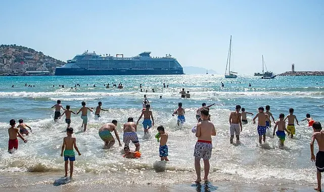 Nusaybinli çocuklar Kuşadası'nda ilk kez denizle buluştu