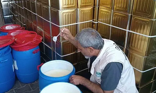 Şanlıurfa'da kaynağı belli olmayan 400 kilo şüpheli sade yağ ele geçirildi