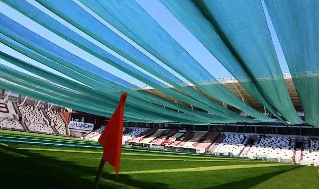 Elazığ'da kavurucu sıcaklarda statlardaki çimlere fanlı ve perdeli koruma