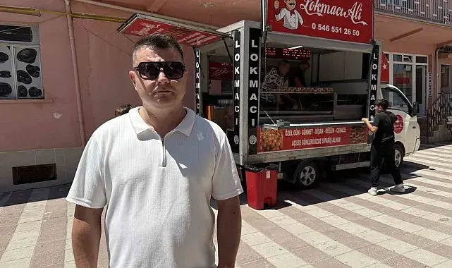 Boşanmasını lokma dağıtarak kutladı