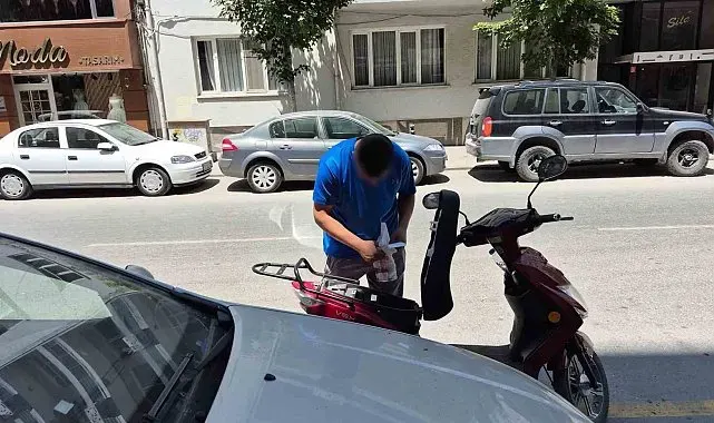 Plakasız elektrikli motosikleti bağlanan sürücü denetime girdiği caddeden taksi ile çıktı
