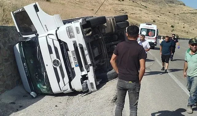 Malatya'da kontrolden çıkan tır devrildi