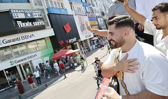 Kırkpınar başpehlivanı Erkan Taş'a Antalya'da coşkulu karşılama