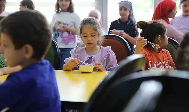 Düzce Belediyesi çocuk üniversitesinden aşure etkinliği