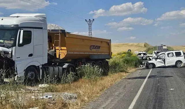 Bulanık'ta kamyonla kamyonet kafa kafaya çarpıştı: 2 ölü, 2 yaralı