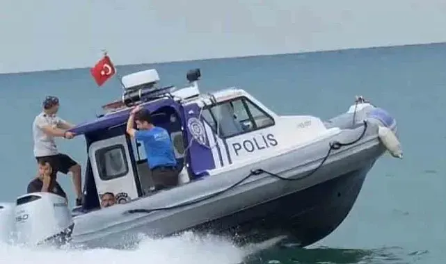 Karadeniz'in hırçın dalgaları arasında mahsur kalan yüzücüyü deniz polisi kurtardı