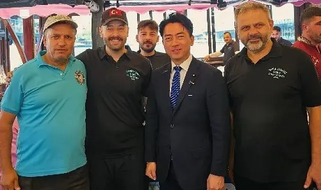 Japonya Savunma Bakan Koizumi Eminönü'nde balık ekmek yedi