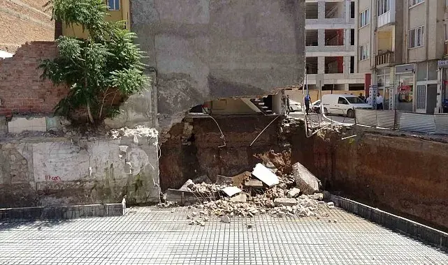 Malatya'da göçük sonrası mühürlenen apartmandan kopan parçalar paniğe neden oldu