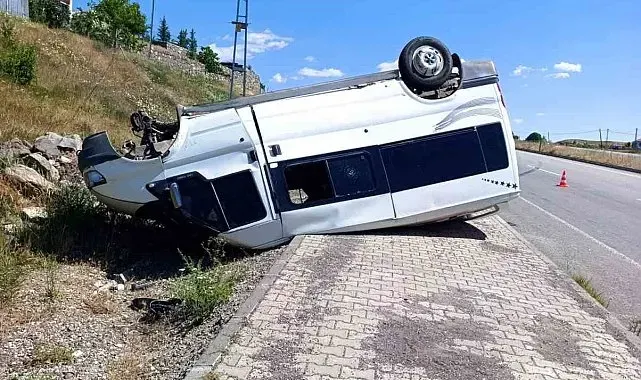 Minibüs takla attı: 1 yaralı