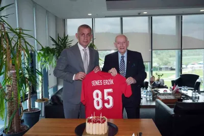 TFF Onursal Başkanı Şenes Erzik İçin Riva'da Anlamlı Doğum Günü Kutlaması