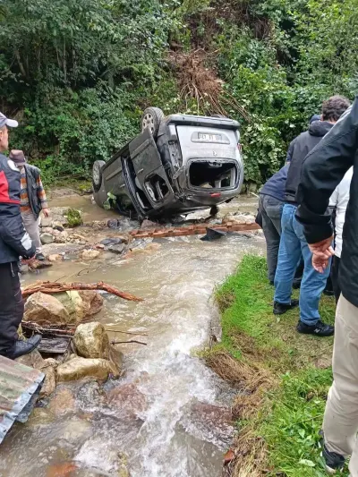 Trabzon'da Facianın Eşiğinden Dönüldü: Araç Dereye Uçtu, 3'ü Ağır 5 Yaralı