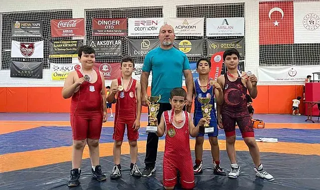 Yunusemre'nin minik pehlivanları madalyaları topladı