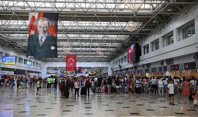 Bakan Uraloğlu: "İstanbul'daki iki havalimanımız, yılın ilk yarısında 78 ilin nüfusundan fazla yolcuyu ağırladı"