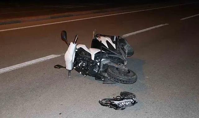 Otomobille çarpışan motosikletteki 2 kişi yaralandı