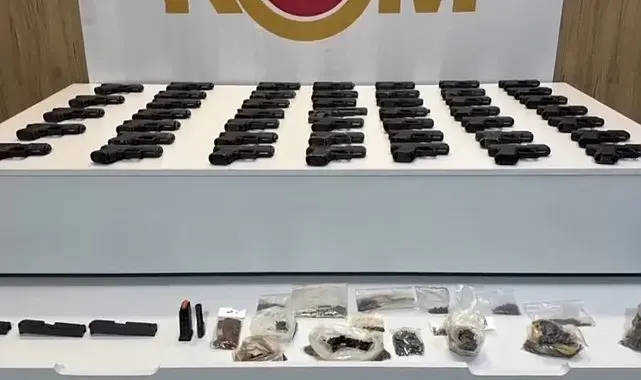 Aracın döşeme içlerine gizlenen 47 tabanca ele geçirildi
