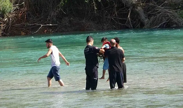 Irmak ortasındaki adacıkta mahsur kalan 4 kişi ekipler tarafından kurtarıldı