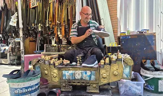 Mesleğine ön yargılı başık emektar ayakkabı boyacısını üzüyor