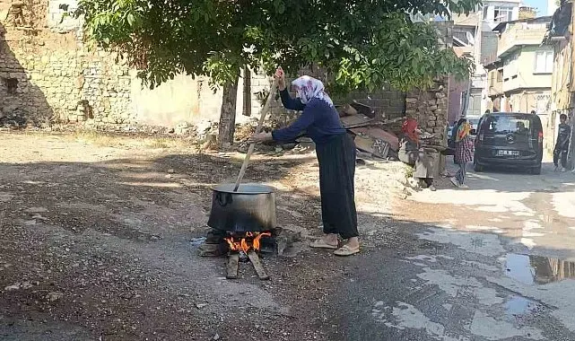 Kahramanmaraş'ta mahalle sakinleri Muharrem ayında kazan başında buluştu