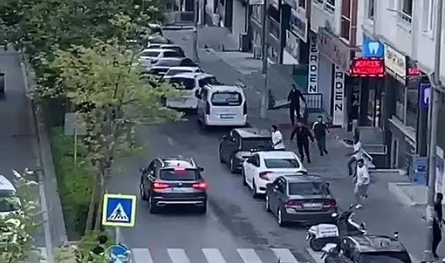 Emlakçıda başlayan tartışma sokakta bıçaklı kovalamacaya döndü